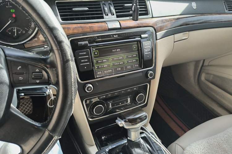 Used Skoda Superb 2012 1.8TSI Automatic Prestige Edition Audio And AC Panel