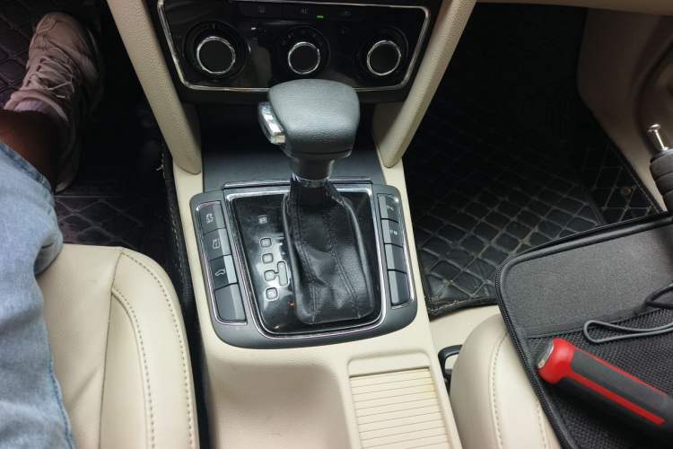 Used Skoda Superb 2012 1.8TSI Automatic Elegant Edition Gear Lever