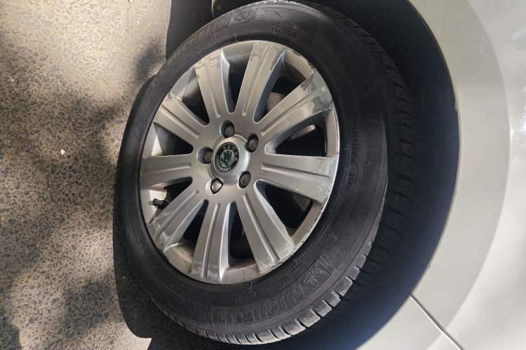 Used Skoda Superb 2012 1.8TSI Automatic Prestige Edition Right Front Wheel Hub