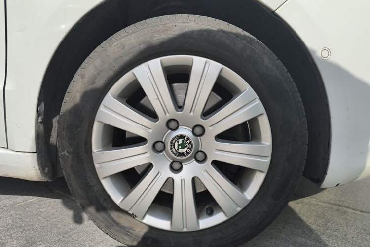 Used Skoda Superb 2012 1.8TSI Automatic Prestige Edition Right Front Wheel Hub