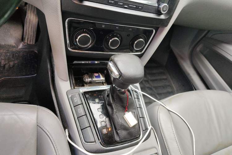 Used Skoda Superb 2012 1.8TSI Automatic Elegant Edition Gear Lever