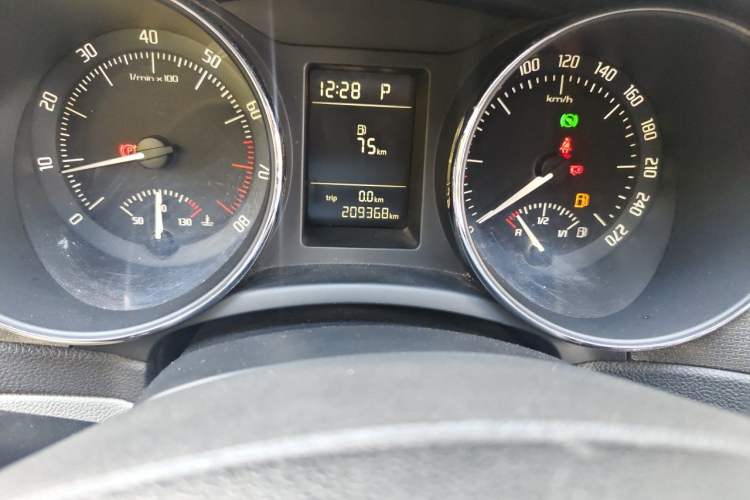 Used Skoda Superb 2012 1.4TSI DSG Zhiya Edition Odometer Close Up