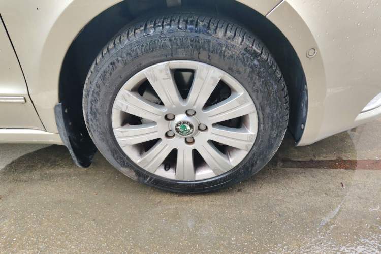 Used Skoda Superb 2012 1.8TSI Automatic Elegant Edition Right Front Wheel Hub