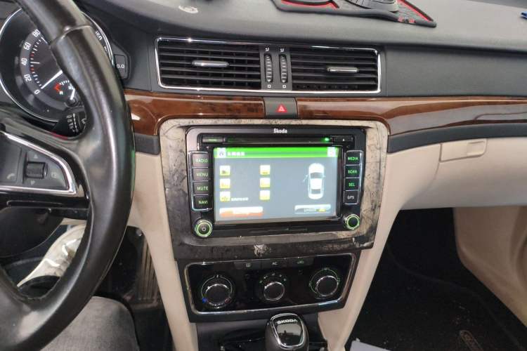 Used Skoda Superb 2013 1.8TSI Automatic MingShi Edition Audio And AC Panel