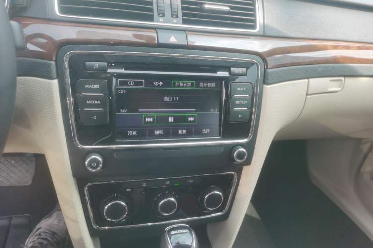 Used Skoda Superb 2013 1.8TSI Automatic MingShi Edition Audio And AC Panel