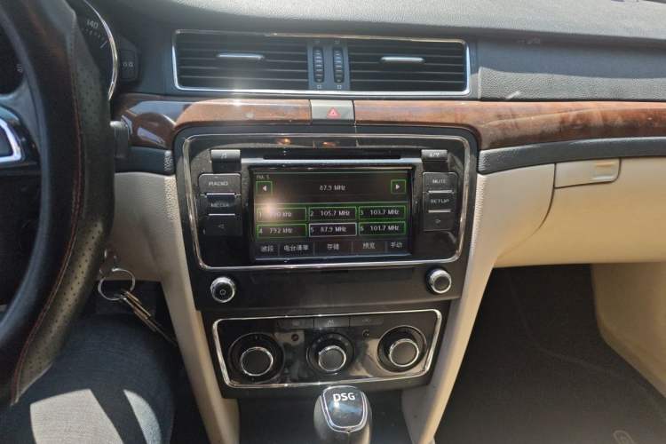Used Skoda Superb 2013 1.4 TSI DSG Prestige Edition Audio And AC Panel