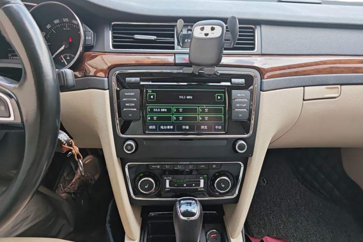 Used Skoda Superb 2013 1.8TSI Automatic Yashi Edition Audio And AC Panel