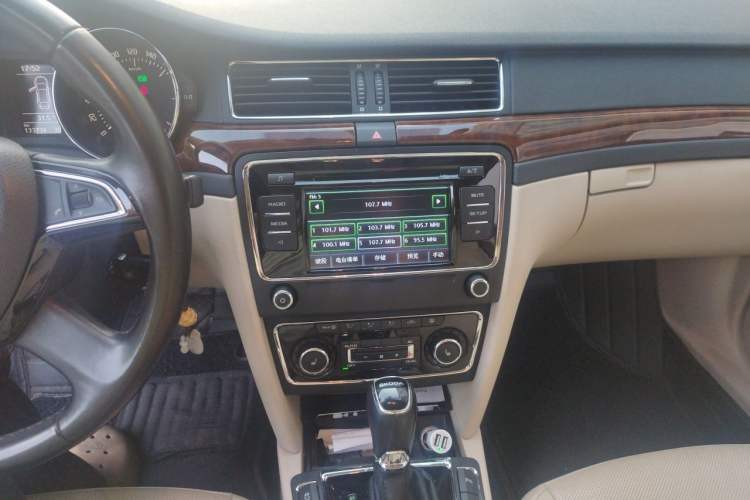 Used Skoda Superb 2013 1.8TSI Automatic Yashi Edition Audio And AC Panel
