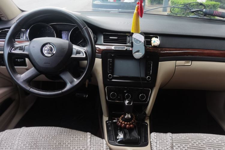 Used Skoda Superb 2013 1.8TSI Automatic MingShi Edition Center Console