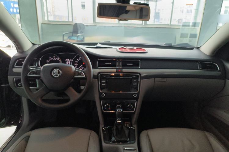 Used Skoda Superb 2013 1.8TSI Automatic MingShi Edition Center Console