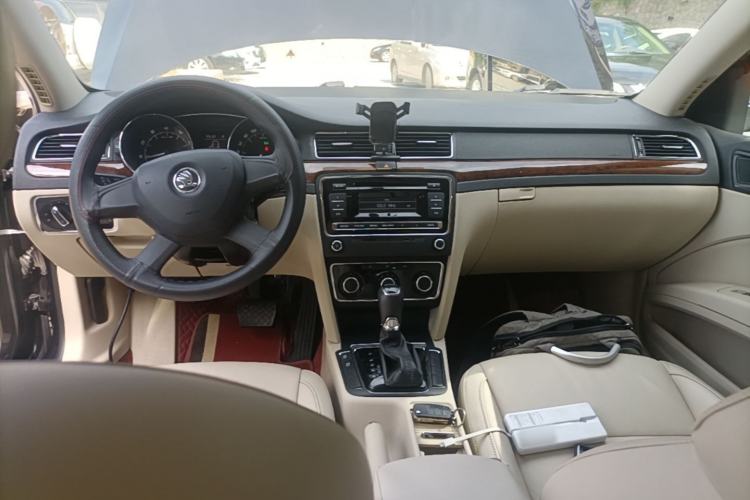 Used Skoda Superb 2013 1.8TSI Automatic MingShi Edition Center Console