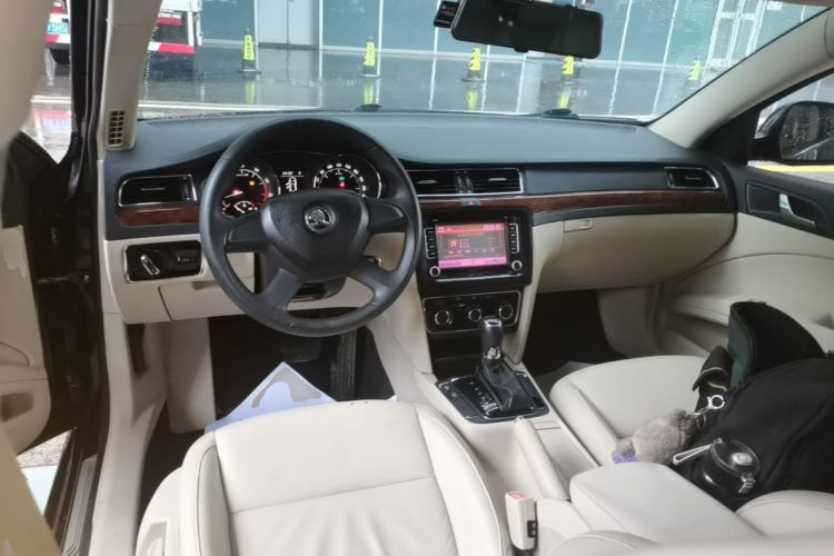 Used Skoda Superb 2013 1.8TSI Automatic MingShi Edition Center Console