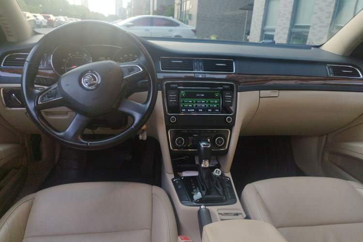 Used Skoda Superb 2013 1.8TSI Automatic Yashi Edition Center Console