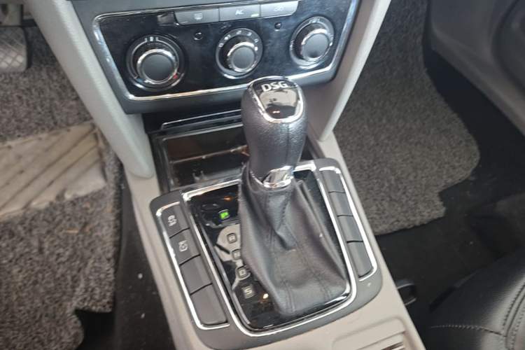 Used Skoda Superb 2013 1.4TSI DSG Sport Edition Gear Lever