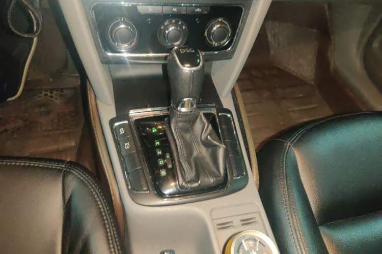 Used Skoda Superb 2013 1.4TSI DSG Sport Edition Gear Lever