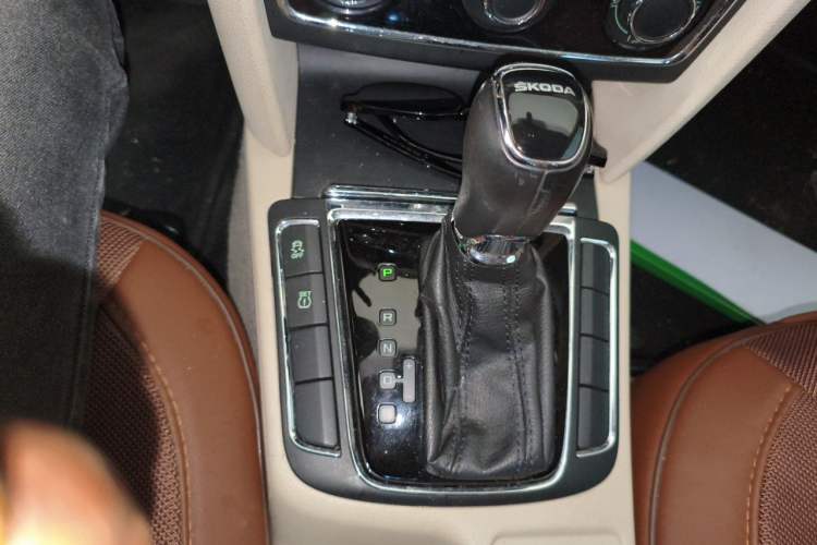 Used Skoda Superb 2013 1.8TSI Automatic MingShi Edition Gear Lever