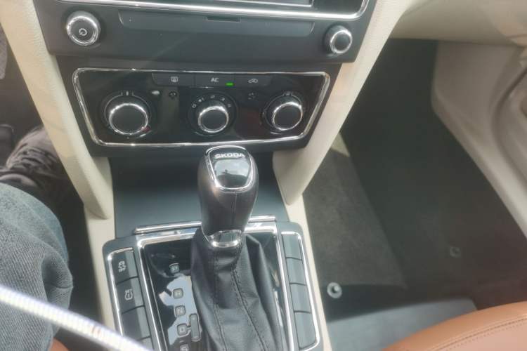 Used Skoda Superb 2013 1.8TSI Automatic MingShi Edition Gear Lever