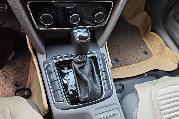 Used Skoda Superb 2013 1.8TSI Automatic MingShi Edition Gear Lever