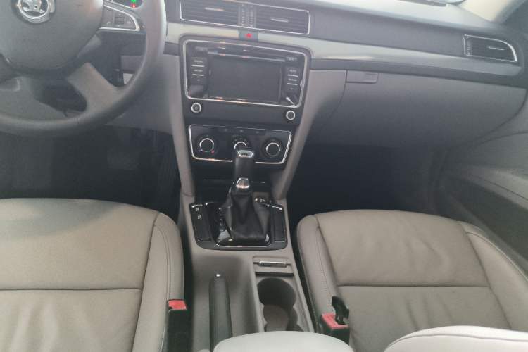 Used Skoda Superb 2013 1.8TSI Automatic MingShi Edition Gear Lever