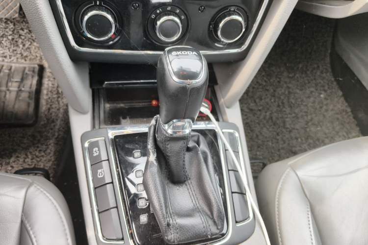 Used Skoda Superb 2013 1.8TSI Automatic MingShi Edition Gear Lever