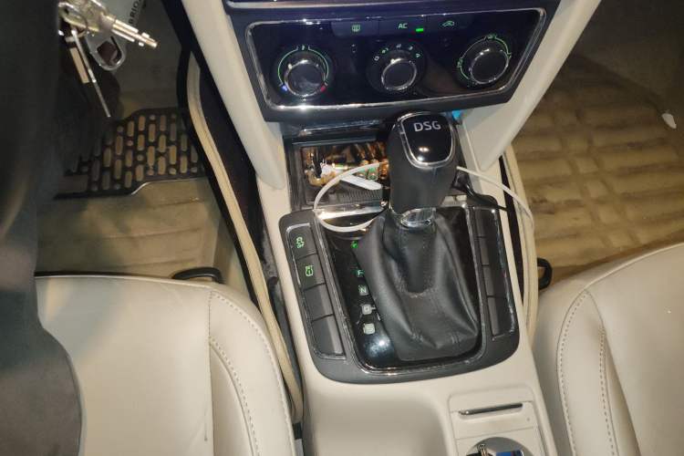 Used Skoda Superb 2013 1.4 TSI DSG Prestige Edition Gear Lever