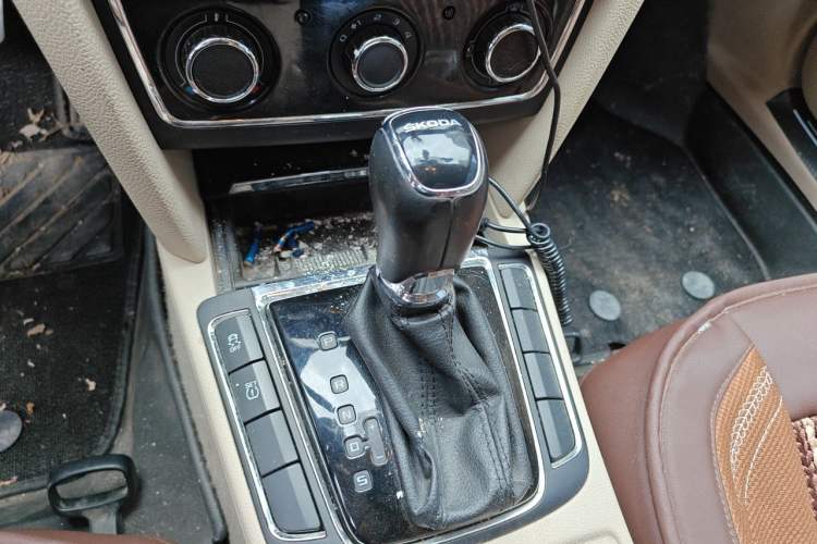 Used Skoda Superb 2013 1.8TSI Automatic MingShi Edition Gear Lever
