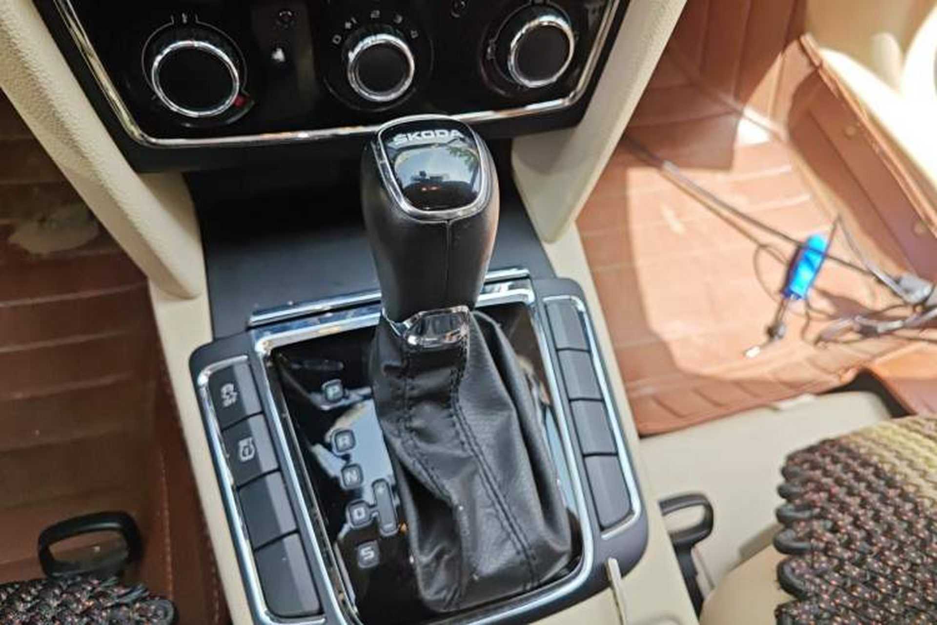 Used Skoda Superb 2013 1.8TSI Automatic MingShi Edition Gear Lever