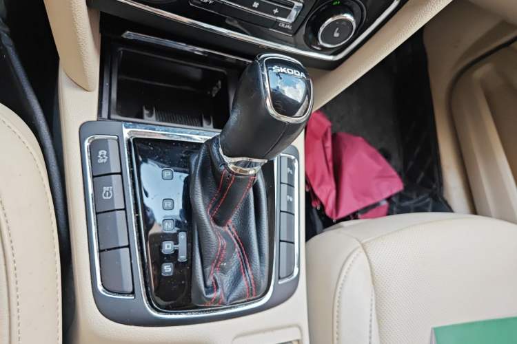 Used Skoda Superb 2013 1.8TSI Automatic Yashi Edition Gear Lever