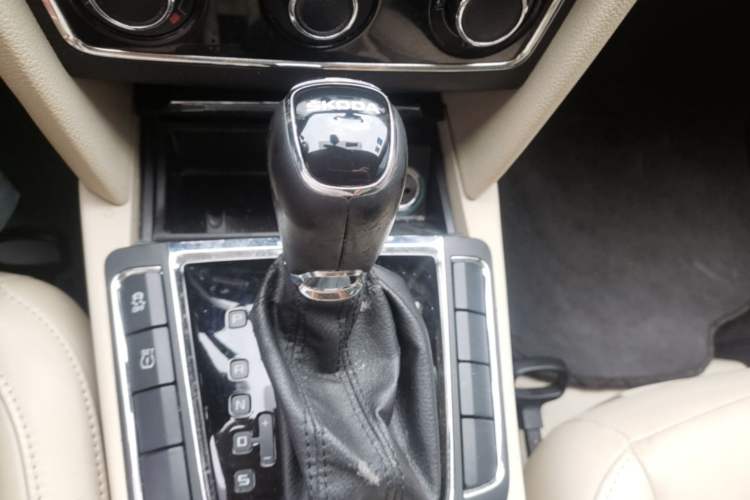 Used Skoda Superb 2013 1.8TSI Automatic MingShi Edition Gear Lever