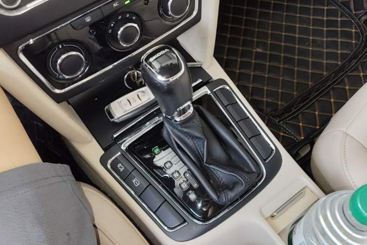 Used Skoda Superb 2013 1.8TSI Automatic MingShi Edition Gear Lever