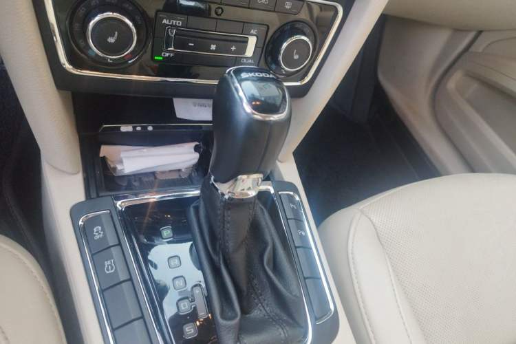 Used Skoda Superb 2013 1.8TSI Automatic Yashi Edition Gear Lever