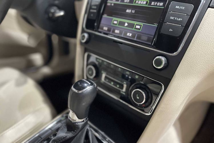 Used Skoda Superb 2013 1.8TSI Automatic Yashi Edition Interior 4