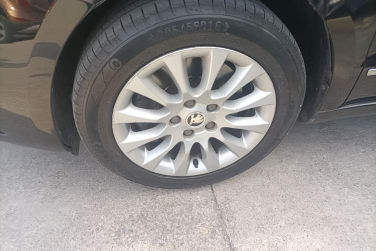 Used Skoda Superb 2013 1.8TSI Automatic MingShi Edition Left Front Wheel Hub
