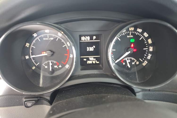 Used Skoda Superb 2013 1.4TSI DSG Sport Edition Odometer Close Up