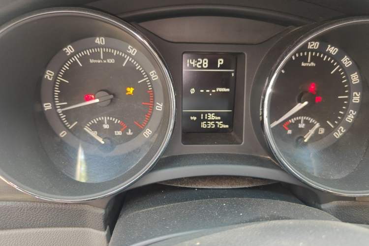 Used Skoda Superb 2013 1.4TSI DSG Sport Edition Odometer Close Up