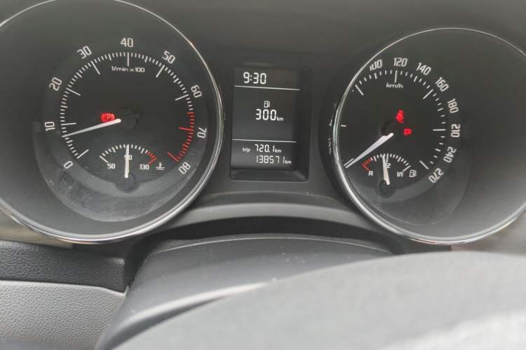 Used Skoda Superb 2013 1.4TSI Manual Shengshi Edition Odometer Close Up