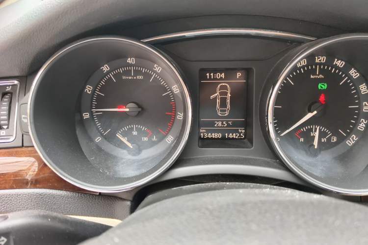 Used Skoda Superb 2013 1.4 TSI DSG Prestige Edition Odometer Close Up