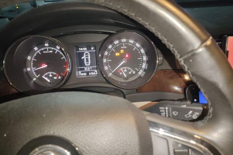 Used Skoda Superb 2013 1.4 TSI DSG Prestige Edition Odometer Close Up