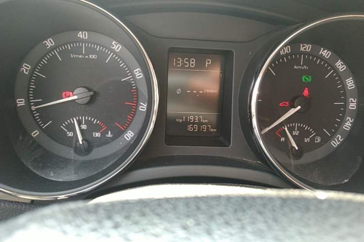 Used Skoda Superb 2013 1.4TSI DSG Sport Edition Odometer Close Up