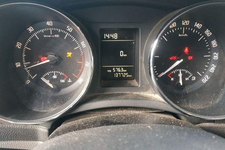 Used Skoda Superb 2013 1.4TSI Manual Shengshi Edition Odometer Close Up