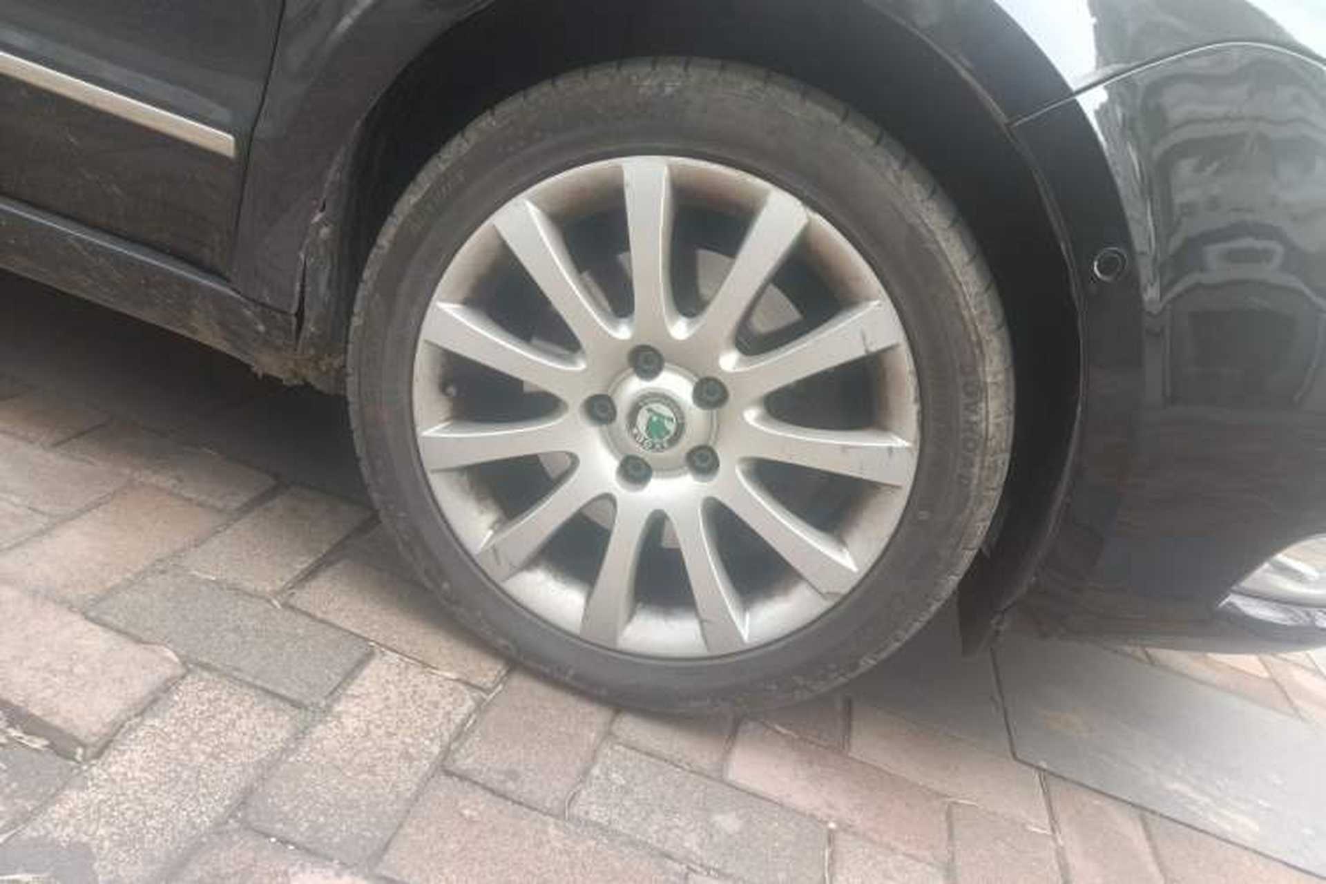 Used Skoda Superb 2013 Travel Edition 2.0 TSI Prestige Version Right Front Wheel Hub