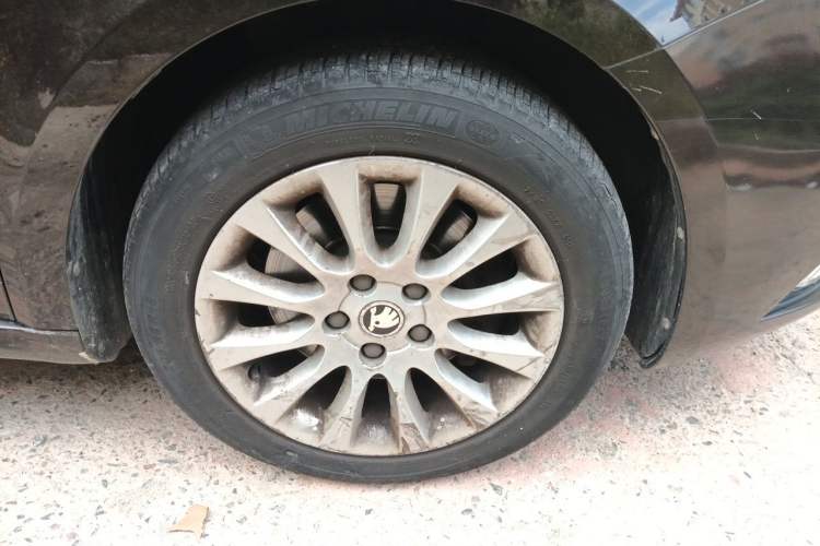 Used Skoda Superb 2013 1.8TSI Automatic MingShi Edition Right Front Wheel Hub