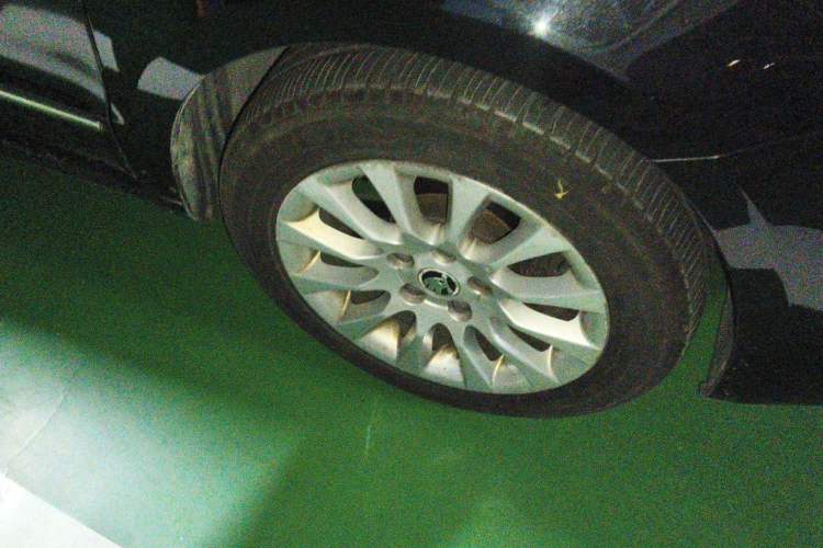 Used Skoda Superb 2013 1.8TSI Automatic MingShi Edition Right Front Wheel Hub