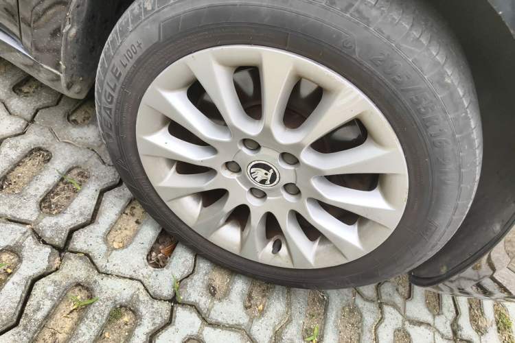 Used Skoda Superb 2013 1.8TSI Automatic MingShi Edition Right Front Wheel Hub