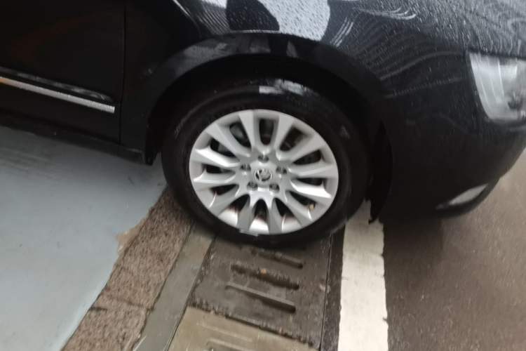 Used Skoda Superb 2013 1.8TSI Automatic MingShi Edition Right Front Wheel Hub