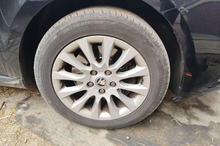 Used Skoda Superb 2013 1.8TSI Automatic MingShi Edition Right Front Wheel Hub