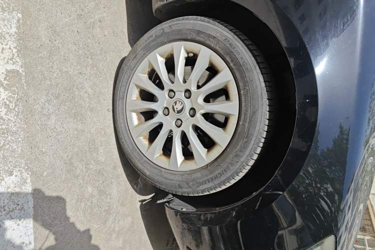 Used Skoda Superb 2013 1.8TSI Automatic MingShi Edition Right Front Wheel Hub