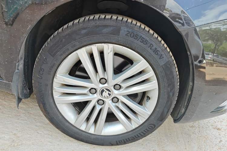 Used Skoda Superb 2013 1.8TSI Automatic Yashi Edition Right Front Wheel Hub