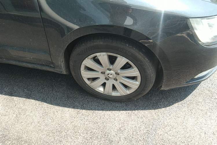 Used Skoda Superb 2013 1.4TSI DSG Sport Edition Right Front Wheel Hub