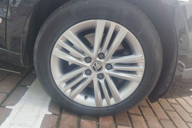 Used Skoda Superb 2013 1.8TSI Automatic Yashi Edition Right Front Wheel Hub